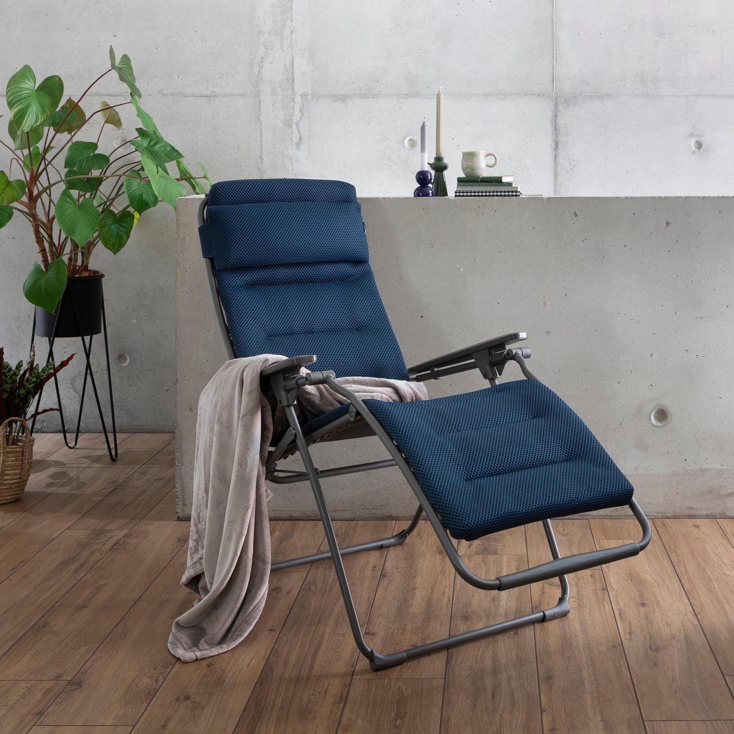 RECLINING CHAIR