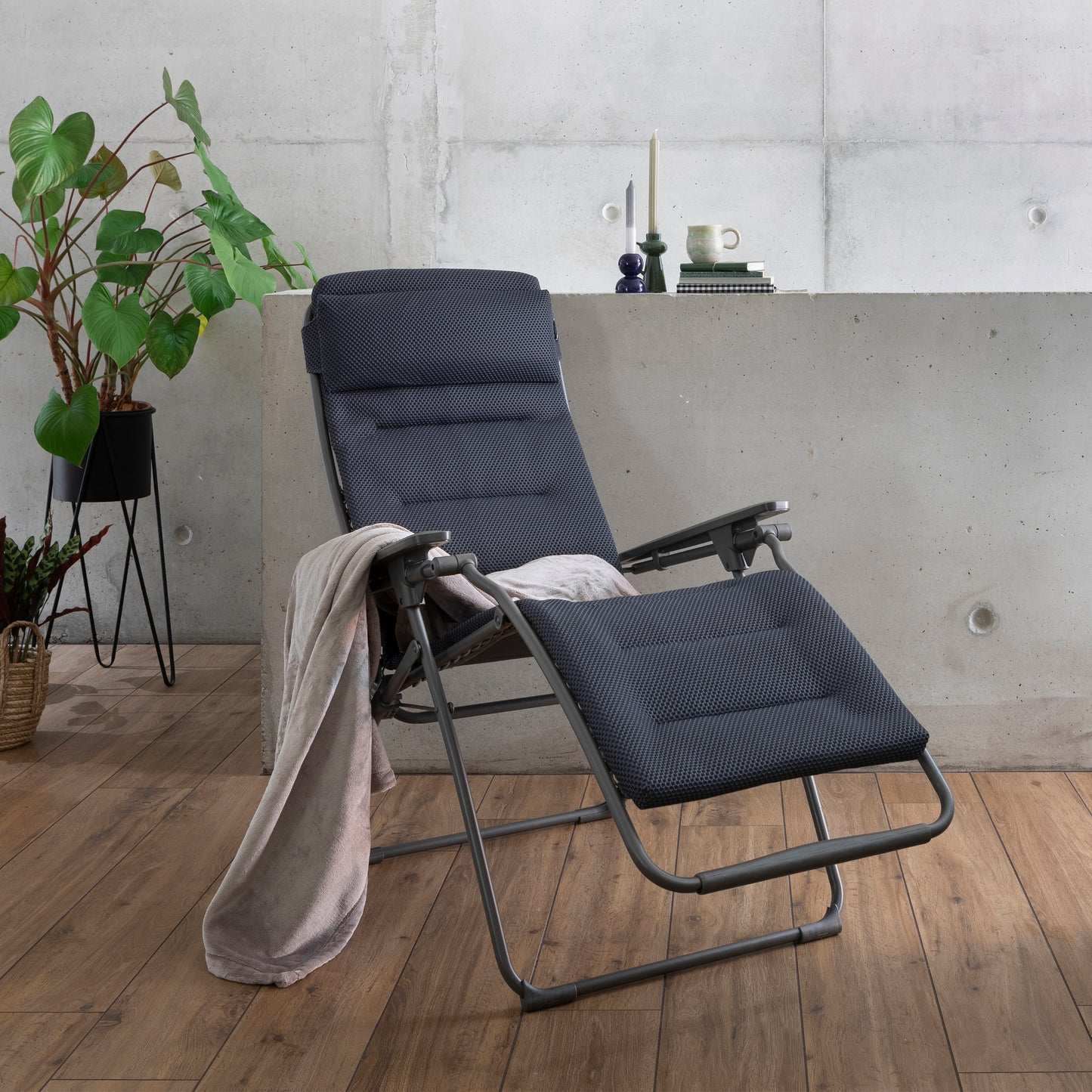 RECLINING CHAIR